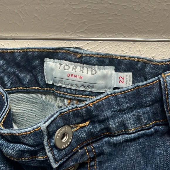 Torrid Distressed Cut-Off Denim Shorts Size 22 - Picture 2 of 5
